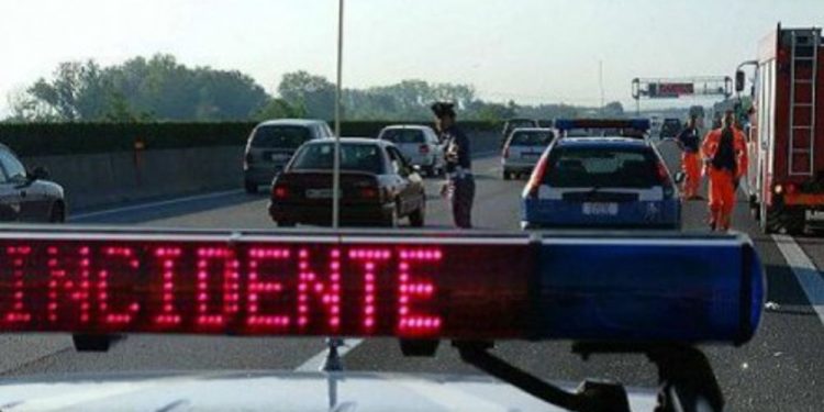 Tir si ribalta sulla A14. Traffico bloccato tra Molfetta e Bitonto