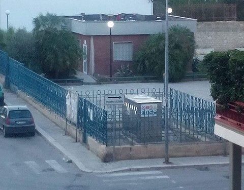 Ignoti prendono possesso del tetto della scuola media “Rogadeo”. Una lettrice: “Qualcuno intervenga”