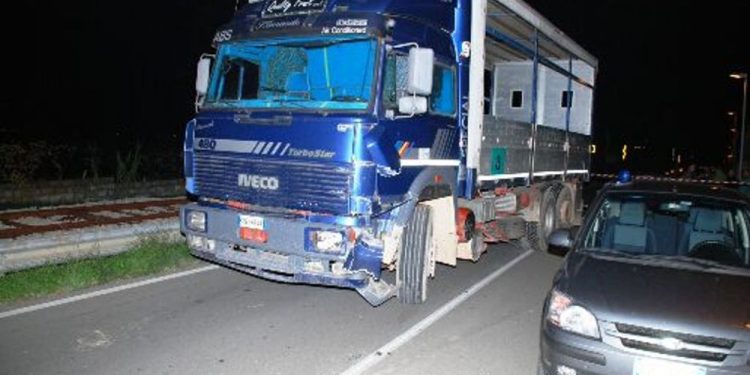Assaltano e rapinano un autotrasportatore. Poi lo sequestrano e lo abbandonano nelle campagne di Mariotto