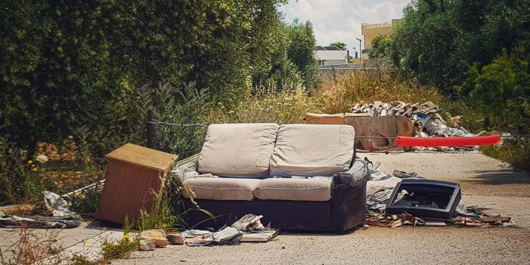 Bitonto discarica a cielo aperto. In campagna come nel centro della città, abbandonati rifiuti ingombranti