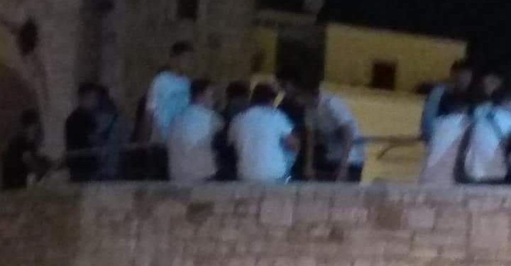 Un lettore ci scrive: “Che ci fanno quei ragazzi seduti in modo anomalo sulla balaustra del Torrione? E perché buttano rifiuti nel Fossato?”