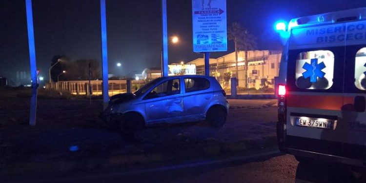 Auto si schianta contro un palo. Feriti i componenti d’una famiglia bitontina