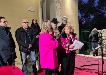 “Lettere a Babbo Natale”. E piovono regali per i bambini della scuola primaria “Cassano”