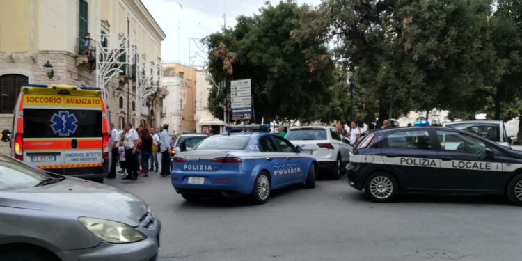 Un uomo inveisce contro passanti e soccorritori. Poco dopo rissa fra due coppie in Piazza Castello
