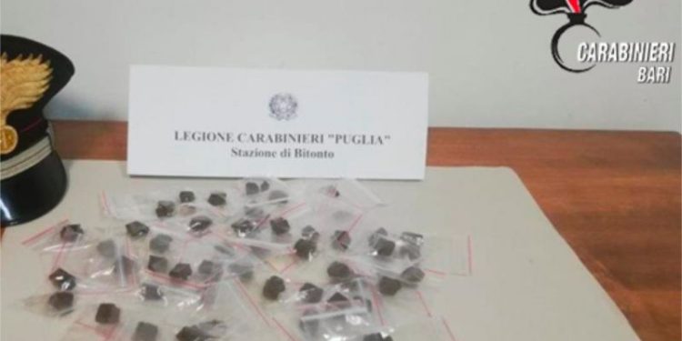 Arrestato pusher 22enne con una busta piena di hashish