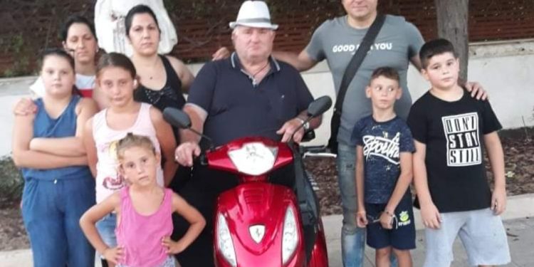 Piazzetta Cardone, i residenti ridipingono tutto. E ora chiedono il ripristino dell’impianto elettrico ed irriguo