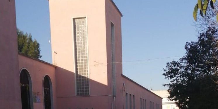 Bambini a scuola con giubbotti e coperte. Nella “don Tonino Bello” di Palombaio aule gelide dal 7 gennaio