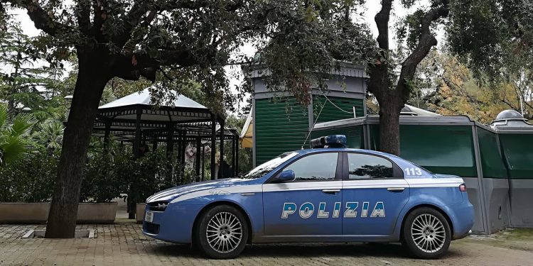 Prima distruggono le telecamere di videosorveglianza e poi danno l’assalto al chiosco della Villa comunale