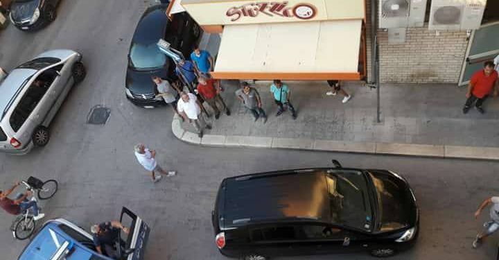 Via Enrico Fermi. Un ragazzino ruba un cellulare, ma viene fermato dai passanti