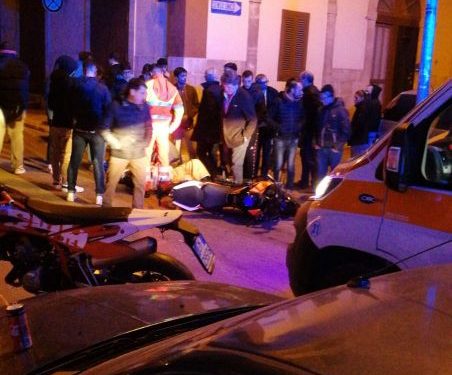 Tanta paura, ieri sera, in via Francesco Perrese. Terribile incidente stradale tra un’auto e una moto