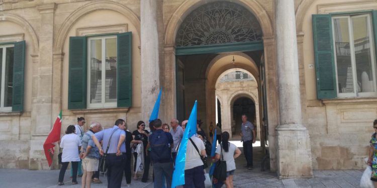 Monta la protesta dei dipendenti del Maria Cristina sotto Palazzo Gentile