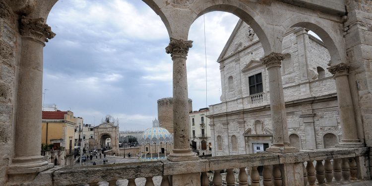 L’incanto della Poesia tra i vicoli e le corti del centro storico grazie a Nicola Abbondanza e Umberto Ruggiero
