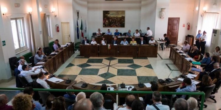 Il Consiglio comunale dà il via libera a Imu, Tari e Iuc 2020. Ma Pasquale Castellano lascia “Italia in comune”