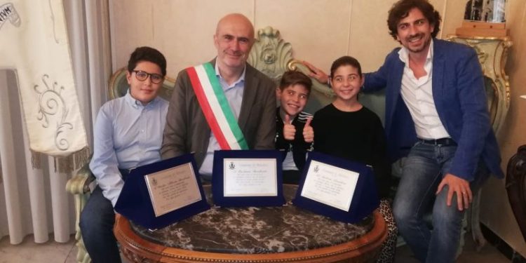 Targhe ricordo per tre bitontini veri: i bambini che trovarono un portafoglio per strada e lo restiturono al proprietario