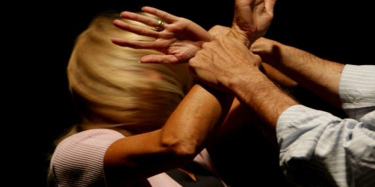 La Polizia arresta un 56enne per violenza e molestie in famiglia