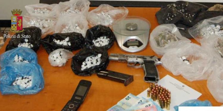 Vede la Polizia e scappa sui tetti, arrestato pregiudicato 26enne