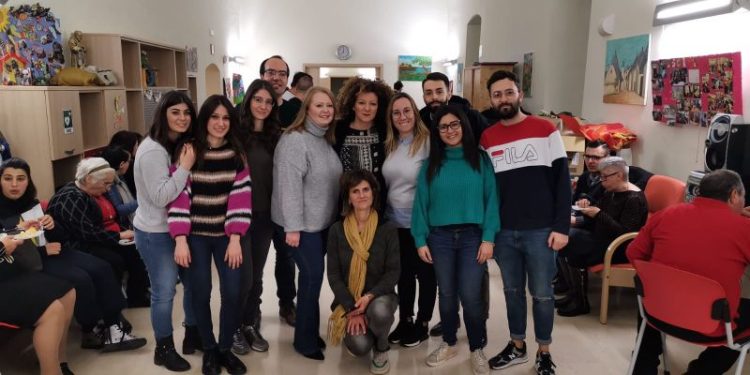 Coronavirus? I volontari, al cellulare, fanno compagnia ai ragazzi più fragili della Road