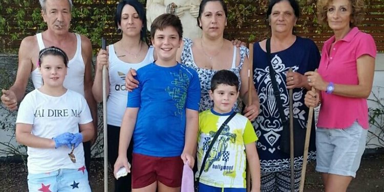Quando la città appartiene ai cittadini. Famiglie ripuliscono piazzetta Cardone
