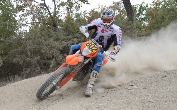 Una lettrice ci scrive: “Motocross sfrecciano nel centro storico sfiorando anziani e bambini: incredibile”