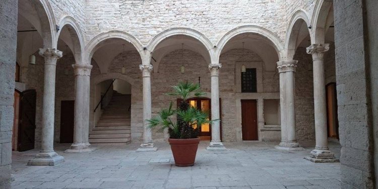 Questa sera apertura straordinaria della Galleria Devanna. Dalle 20 alle 23 visite guidate e musica