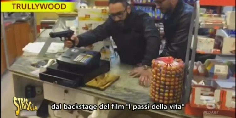 “Per simulare una rapina mi hanno rotto la cassa”. Continua la ricerca di Striscia la Notizia su “I passi della vita”
