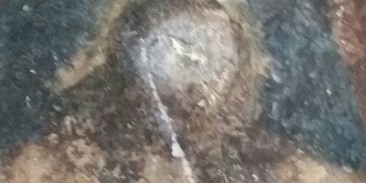 Un anno e mezzo fa, scrivemmo che il volto del Cristo affrescato sotto Arco Pinto era stato sfregiato. Ora che è irriconoscibile, che si fa?