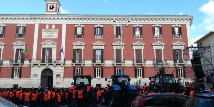 La Polizia scorta i trattori fino all’imbocco della sp 231. È partita la protesta dei gilet arancioni
