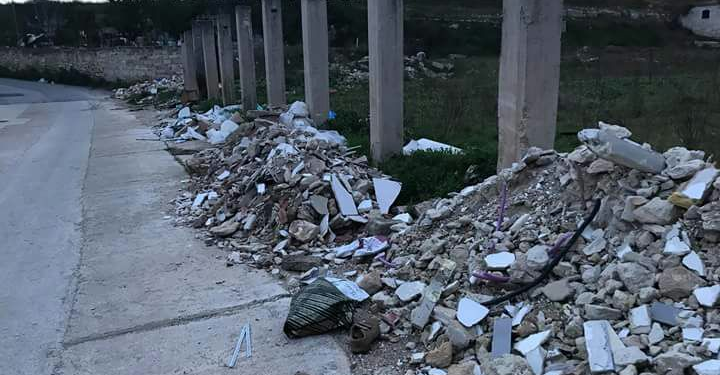 Rifiuti nelle campagne. Via Chiancariello ridotta a discarica a cielo aperto