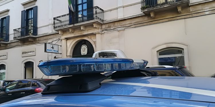 Aprono nove box per rubare materiale edilizio: furto sventato dalla Polizia