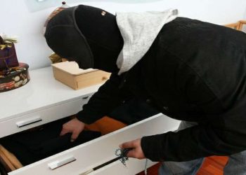 Stavano festeggiando compleanno lontano, topi d’appartamento ne svaligiano la casa